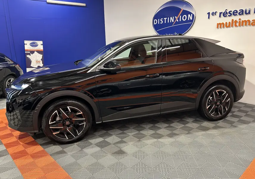 Peugeot 3008 III Hybrid noir vue de profil côté gauche, avec jantes alliage bicolores et toit noir brillant.