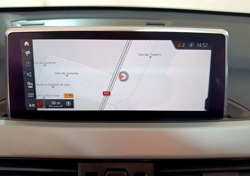 Écran tactile 8,8 pouces du système de navigation BMW X1 sDrive20i, affichage carte en intérieur beige.