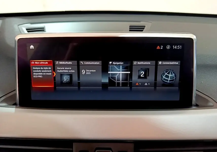 Écran tactile central 8,8 pouces du tableau de bord du BMW X1 sDrive20i Business Design 2020, affichage multimédia et navigation.