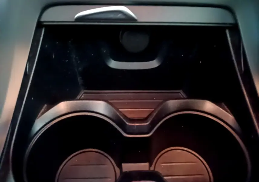 Gros plan sur les porte-gobelets centraux noirs du BMW X1 sDrive20i Business Design 2020.