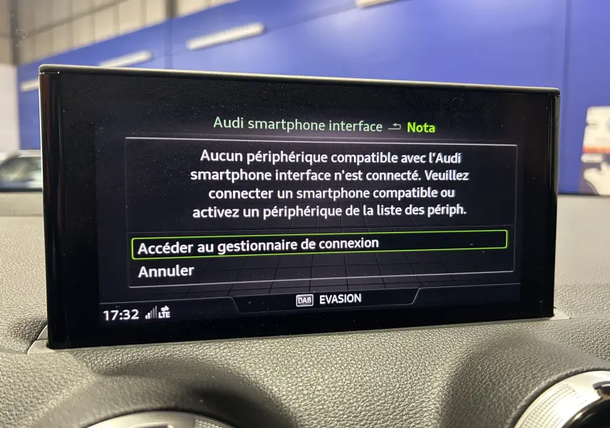 Écran central de l'Audi Q2 TFSI 110 gris 2023 affichant le menu de connexion smartphone dans un intérieur moderne.