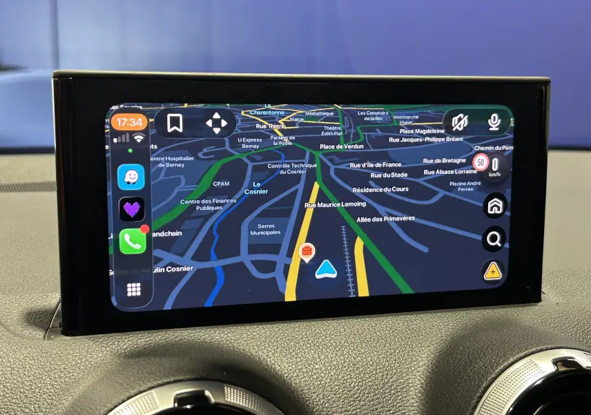 Écran central du GPS tactile de l'Audi Q2 2023, affichant une carte détaillée avec interface connectée.