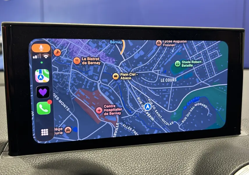 Écran GPS couleur intégré au tableau de bord de l'Audi Q2 TFSI 110 gris, affichant une carte détaillée.