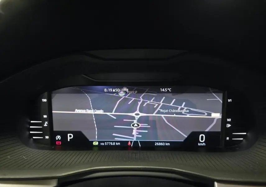 Affichage numérique du tableau de bord du Skoda Kamiq 2023 avec navigation et informations de conduite.