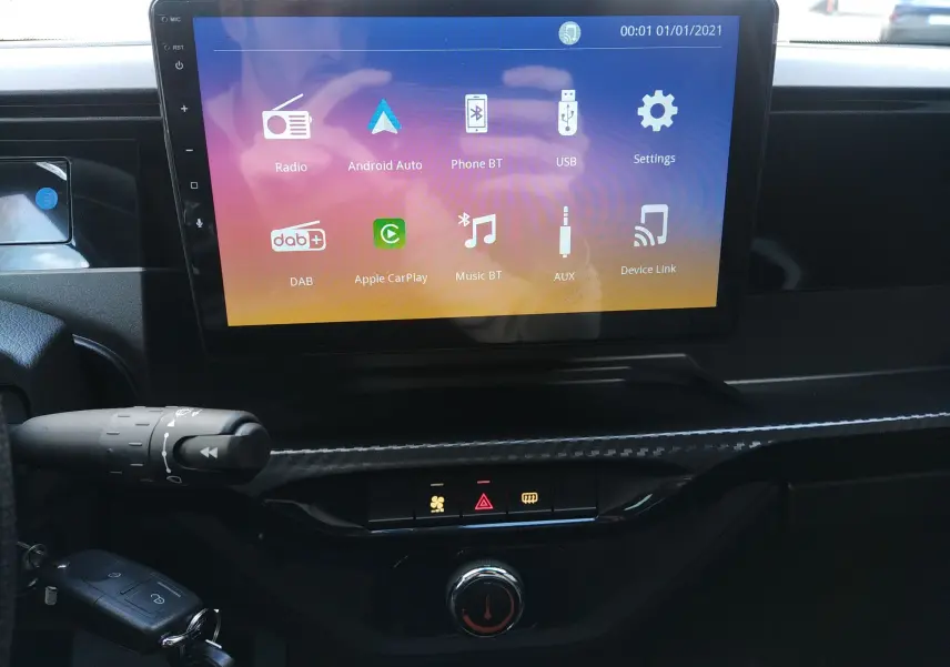Vue rapprochée de l’écran tactile central et des commandes du tableau de bord du Ligier Myli REVO D+ MAX gris graphite 2026.