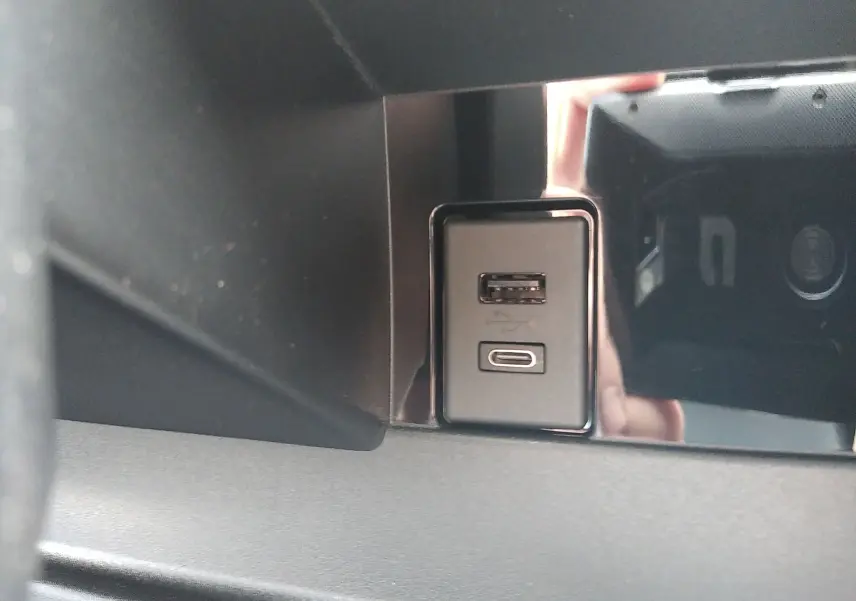 Gros plan sur les ports USB-A et USB-C intégrés dans l'habitacle du Ligier Myli REVO D+ MAX gris graphite 2026.