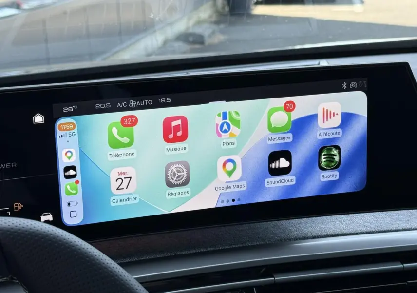 Écran tactile panoramique du Peugeot 5008 Hybrid 2026 affichant plusieurs applications connectées.