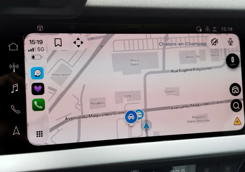 Écran tactile du système de navigation de l'Audi A3 Sportback 30 TFSI blanc, affichant une carte détaillée en mode jour.