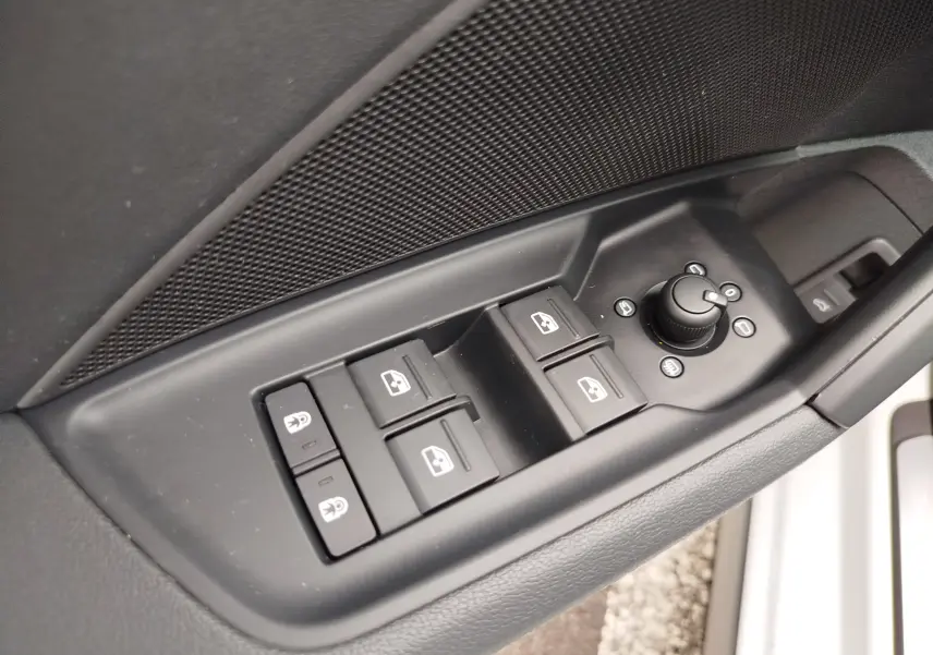 Gros plan sur les commandes de lève-vitres et rétroviseurs côté conducteur d'une Audi A3 Sportback blanc Glacier.
