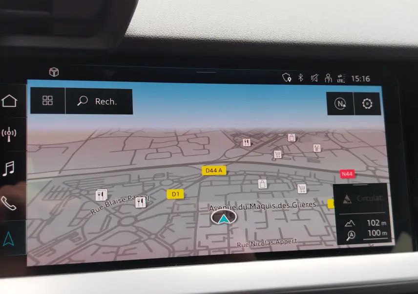Écran de navigation de l'Audi A3 Sportback 30 TFSI blanc glacier, affichant une carte avec itinéraire en cours.