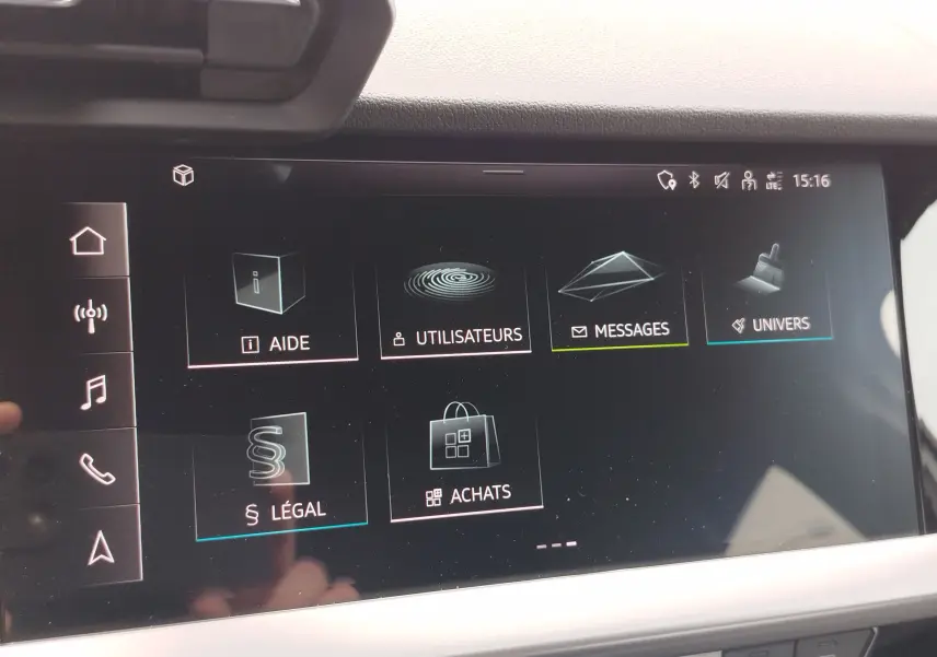 Écran tactile central de l'Audi A3 Sportback 2022 affichant le menu principal avec icônes d'aide, messages et utilisateurs.