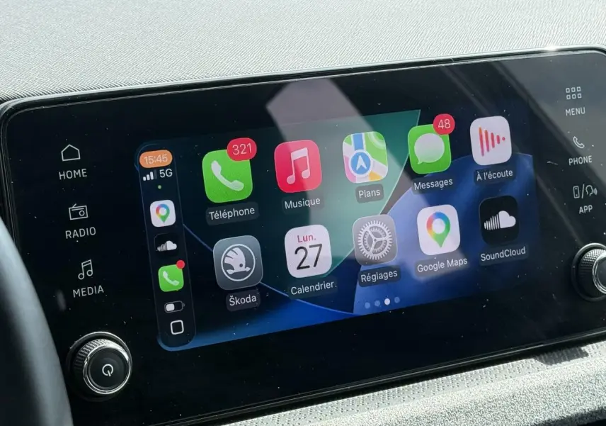 Écran tactile central 8,25'' de la Skoda Scala TSI 116 gris graphite, affichant l'interface smartphone connectée.