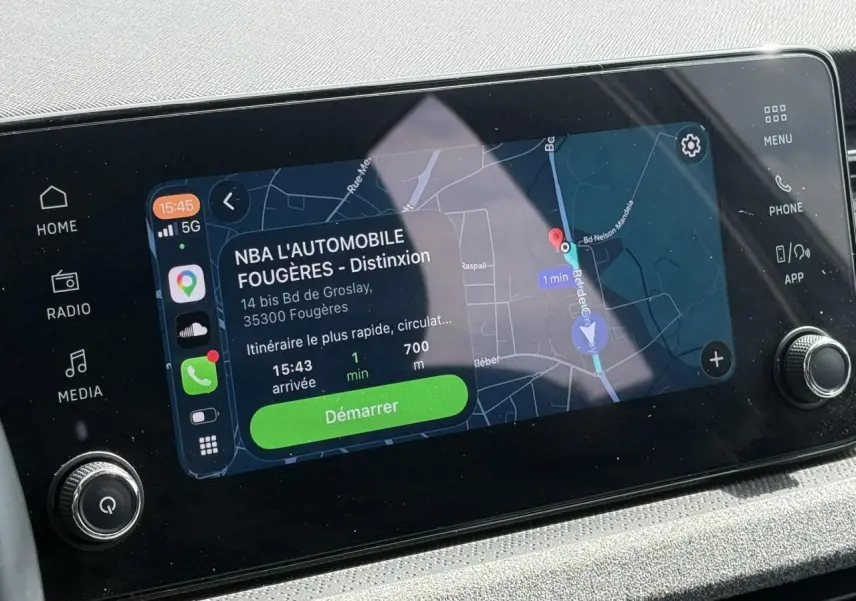 Écran tactile 8,25'' du système multimédia SKODA SCALA TSI 116 Sélection affichant une navigation GPS.