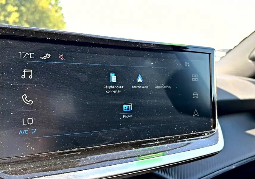 Écran tactile multifonction intérieur du Peugeot 2008 gris, affichant connectivité Android Auto et Apple CarPlay.