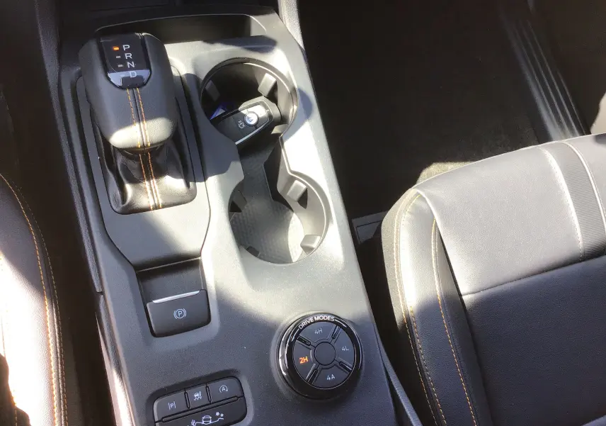 Vue rapprochée de la console centrale du Ford Ranger Wildtrak 2025 gris carbone, avec levier de vitesse et sélecteur modes 4x4.