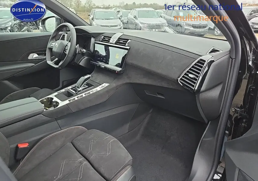 Intérieur noir du DS7 1.5 BlueHDi 130 Pallas 2025, vue côté passager avec tableau de bord et console centrale élégante.