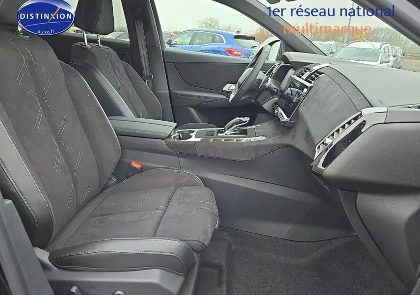 Intérieur avant noir du DS7 1.5 BlueHDi 130 Pallas 2025 avec sièges en alcantara et console centrale élégante.