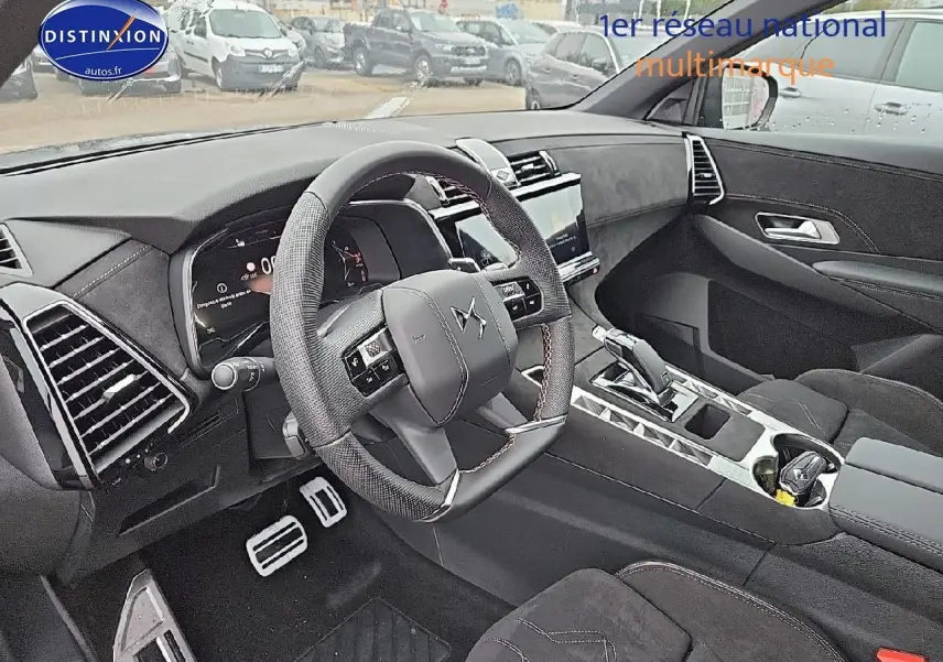 Intérieur noir du DS7 1.5 BlueHDi 130 Pallas 2025, vue côté conducteur sur le volant et la console centrale moderne.