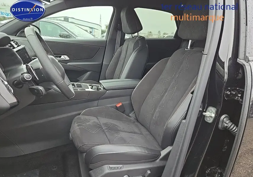Intérieur noir du DS7 1.5 BlueHDi 130 Pallas 2025, vue côté conducteur avec sièges en cuir et alcantara, volant cuir.