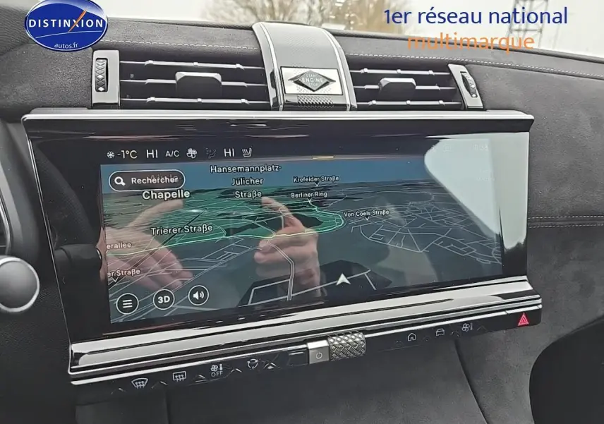 Écran tactile central avec navigation GPS dans l'habitacle noir du DS7 1.5 BlueHDi 130 Pallas 2025.