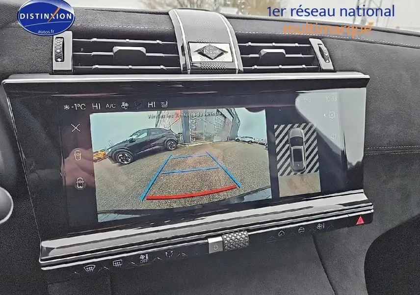 Vue de l'écran tactile intérieur montrant la caméra de recul du DS7 noir 2025 avec aides au stationnement visibles
