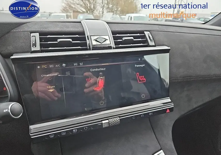 Écran tactile central avec commandes de sièges chauffants dans l'habitacle du DS7 noir 2025 vue de face