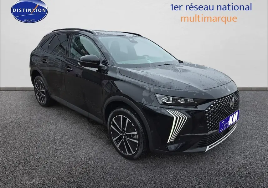 DS7 1.5 BlueHDi 130 Pallas noir en 3/4 avant droit, avec calandre distinctive et feux LED en forme de flèche.