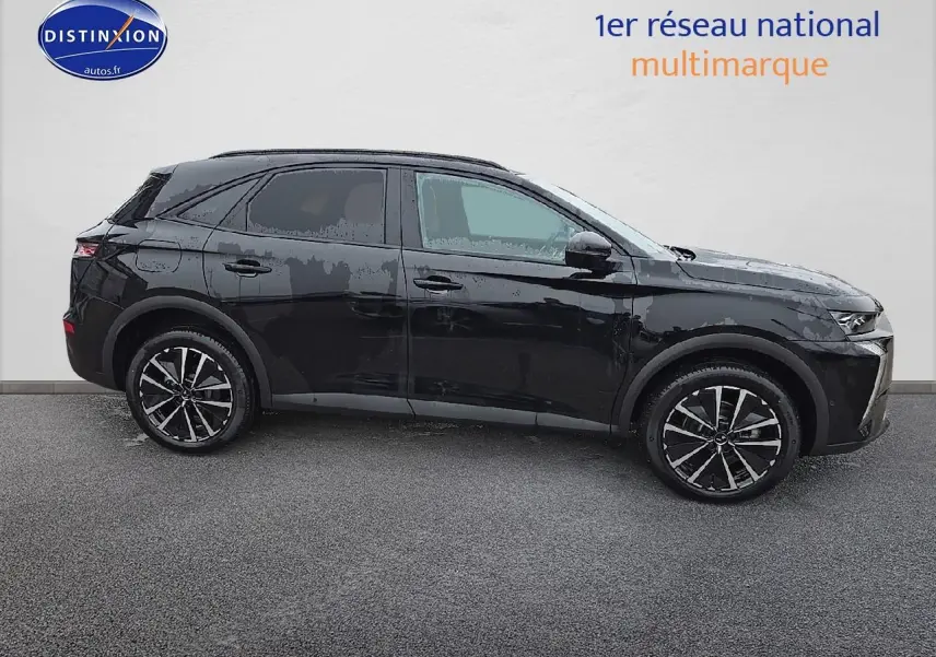 DS7 1.5 BlueHDi 130 Pallas noir vu de profil côté gauche avec jantes alliage et vitres surteintées