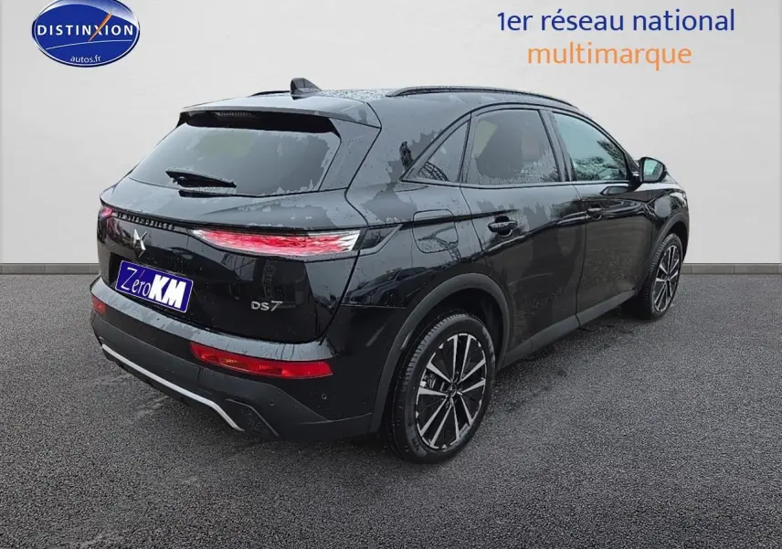 Vue 3/4 arrière droite d'un DS7 noir brillant avec jantes alliage et feux arrière LED étirés.