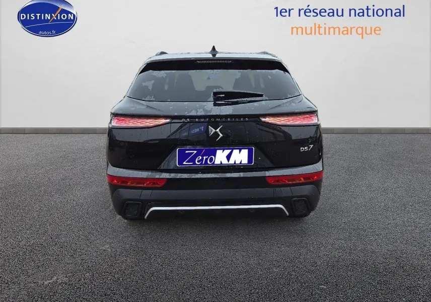 Vue arrière d'un DS7 noir 2025 avec feux LED effilés et double sortie d'échappement intégrée au pare-chocs.