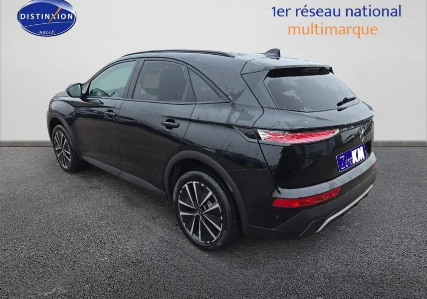 DS7 1.5 BlueHDi 130 Pallas noir vu en 3/4 arrière droit avec feux LED et jantes alliage distinctives