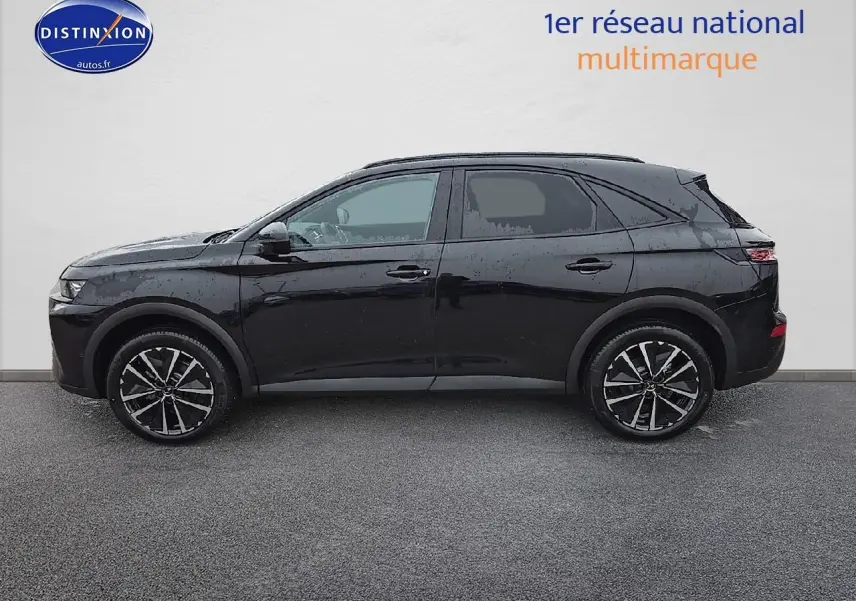 Profil côté gauche du SUV noir DS7 1.5 BlueHDi 130 Pallas 2025 avec jantes alliage et vitres surteintées.