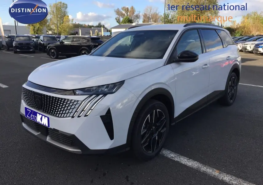 Peugeot 5008 hybride blanc Okenite en 3/4 avant droit, avec calandre moderne et jantes noires distinctives.