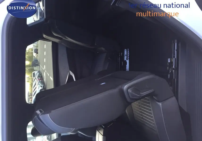 Vue intérieure côté gauche du Peugeot 5008 blanc avec siège arrière rabattable et espace de coffre visible.