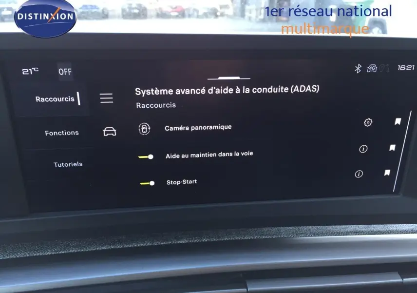 Écran tactile du système d'aide à la conduite affichant les options ADAS dans un Peugeot 5008 blanc.