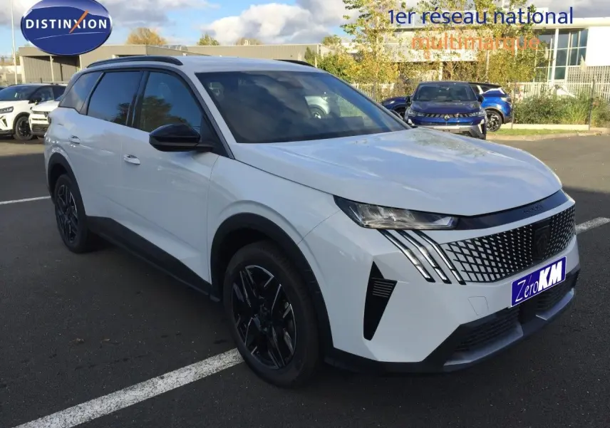 Peugeot 5008 Hybrid blanc Okenite métal en vue 3/4 avant droit, avec calandre distinctive et jantes noires.