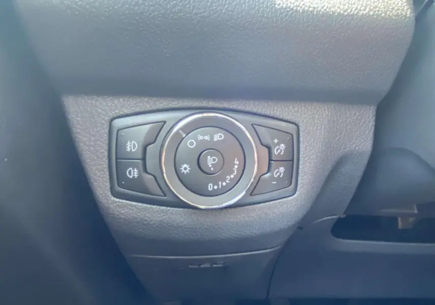 Gros plan sur le sélecteur d'éclairage du tableau de bord du Ford Tourneo Courier blanc, version 2022.