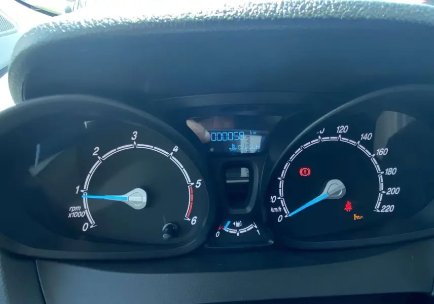 Vue rapprochée du tableau de bord du Ford Tourneo Courier blanc 2022, affichant compte-tours et vitesse à zéro.