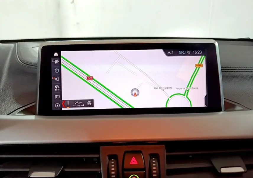 Écran central du système de navigation 3D de la BMW X2 sDrive18i Lounge DKG7, affichage couleur sur tableau de bord noir.