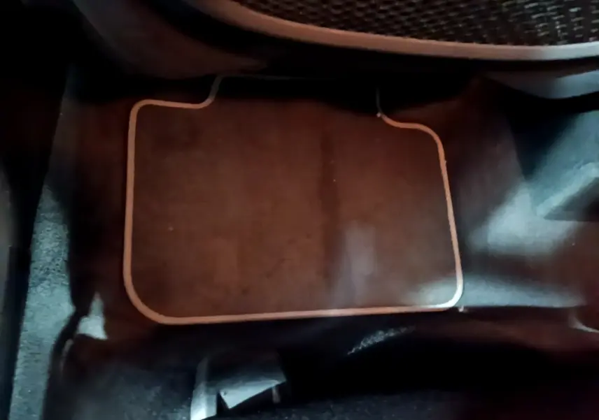 Vue rapprochée du tapis de sol noir à bord beige à l'avant d'un BMW X2 sDrive18i Lounge 2023.