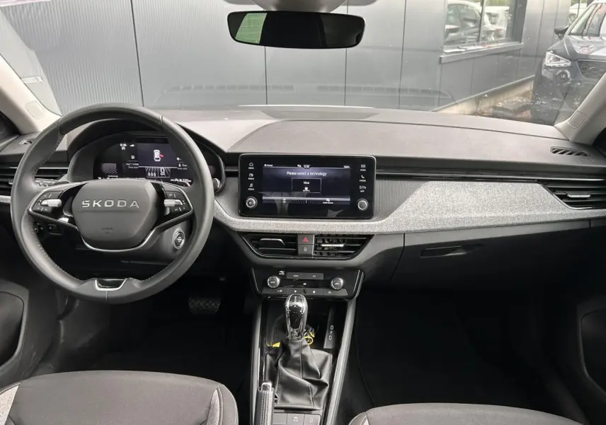 Vue intérieure frontale du tableau de bord et volant cuir noir de la Skoda Scala TSI 116 DSG7 Sélection 2025.