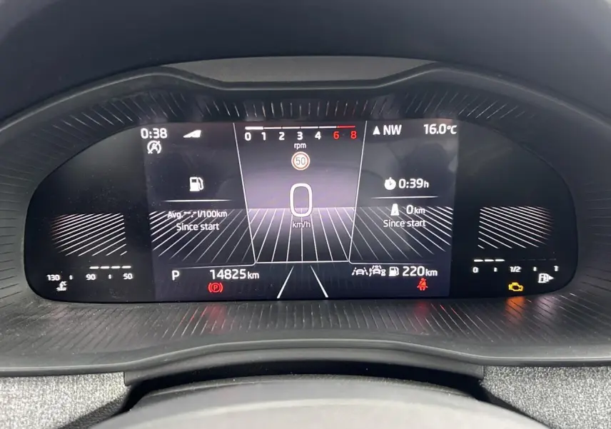 Affichage numérique du tableau de bord de la Skoda Scala TSI 116 DSG7, avec informations vitesse, kilométrage et température.