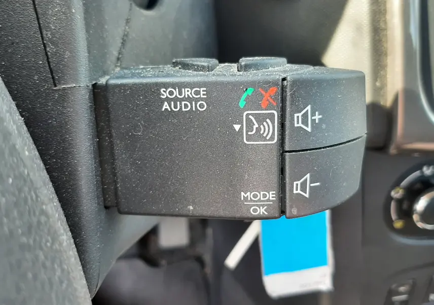 Commande audio au volant côté gauche de la Dacia Sandero Stepway gris platine, avec boutons de volume et appel.