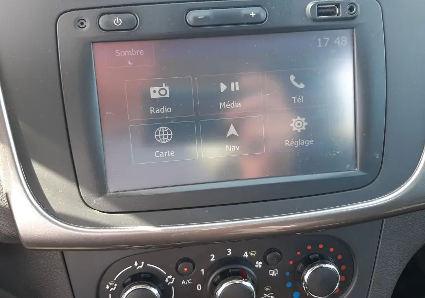 Écran tactile multimédia et commandes de climatisation dans l’habitacle d’une Dacia Sandero Stepway 2016.