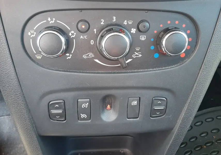Panneau de commande de climatisation et réglages du tableau de bord d'une Dacia Sandero Stepway TCe 90 Prestige, vue de face.