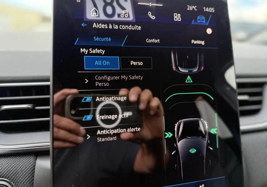 Écran tactile intérieur du Renault Symbioz gris Cassiopée, affichant les aides à la conduite et la sécurité active.