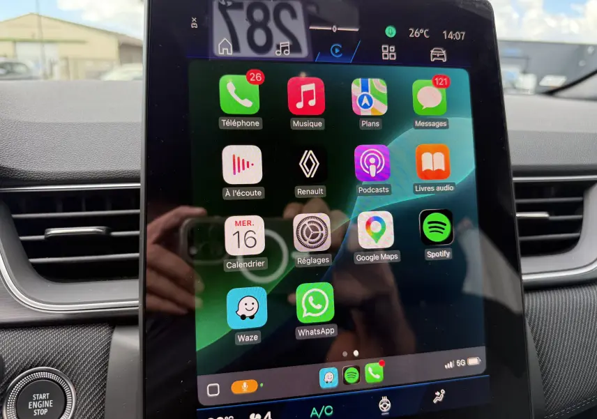 Écran tactile central de la Renault Symbioz gris cassiopée, affichant les applications connectées du système multimédia.