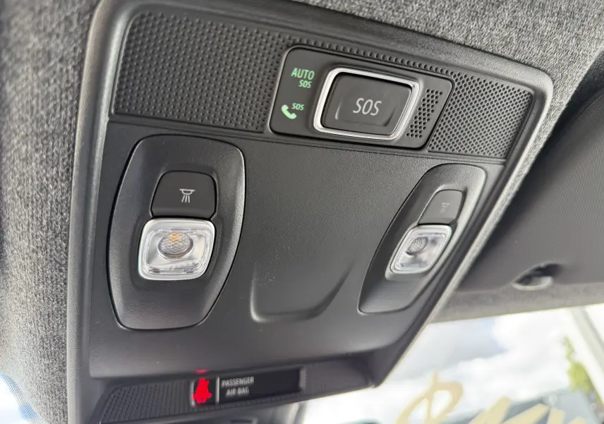 Vue en gros plan du plafonnier noir avec boutons d’éclairage et alerte SOS du Renault Symbioz gris Cassiopée métal.