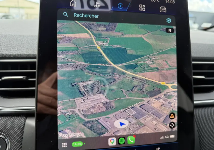 Vue intérieure sur l'écran tactile central du Renault Symbioz gris cassiopée, affichant une carte GPS en mode satellite.
