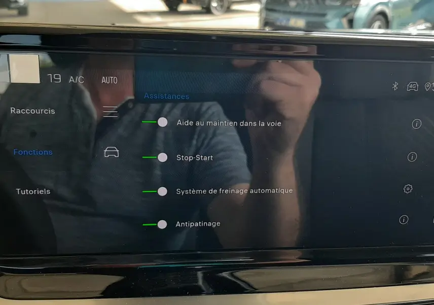 Écran tactile intérieur du Peugeot 2008 gris Artense montrant les assistances à la conduite activées.